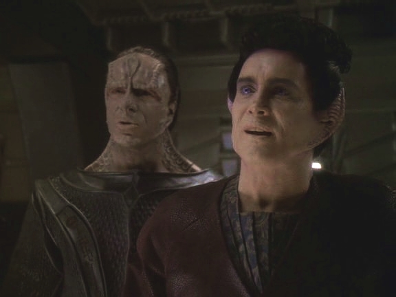 Damar a Weyoun, kteří čekali ve skrytu ve skladišti, se dočkali pouze Oda. Nevyšel jim plán, jak získat potřebnou planetu, a ani se nedozvěděli, kdo je kontaktoval a proč.