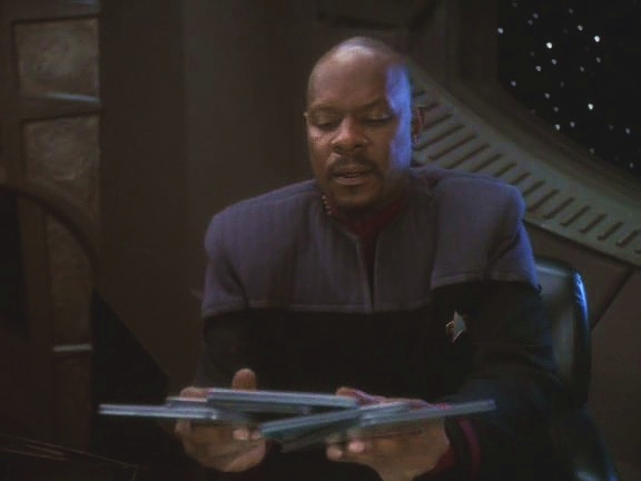 Bashir přinesl analýzy kapitánu Siskovi, na kterého učinily dojem. Slibuje, že je s doporučením předloží velitelství Hvězdné flotily.
