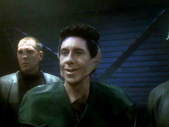 Raimus ale přivedl Gelnona a O'Brien se dozví o plánu Dominionu. Bilby má zabít klingonského vyslance, což by mělo za následek, že by se Klingoni stáhli z války.