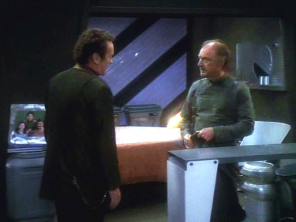 O'Brien se snaží rozmluvit Bilbymu atentát. Ten ale nemá na vybranou: buď ho zabije varovaná klingonská ochranka, nebo Raimus, že nesplnil úkol. Klingoni jsou lepší.