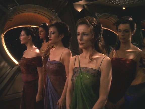 Bajorské ženy dostávají instrukce. Pokud nebudou milé a povolné, čeká je práce v provozu na zpracování rudy, kvůli němuž byla stanice postavena.