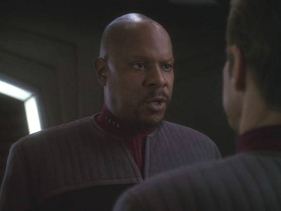 Kapitán Sisko stojí plně za ním. Vytáhl na Sloana vyšší šarži a vymínil si neomezené návštěvy a přítomnost při dalších výsleších.