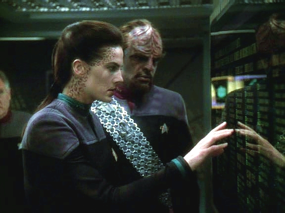 Každý pátek vyvěšují seznam válečných ztrát Federace. Siskovi je jasné, že pokud se nezapojí Romulani, je s Alfa kvadrantem zle, a rozhoduje se, že se o to postará.