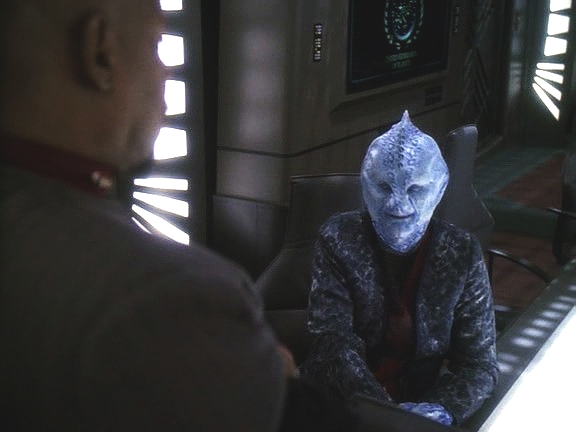 Garak totiž navrhl, aby důkaz pro Romulany zfalšovali. Má se o to postarat Grathon Tolar, který čekal na popravu v klingonském vězení. Jeho dílo bude nahráno na originální cardassijský čip.