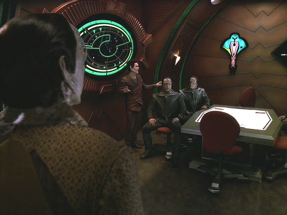 I získání čipu byl obtížné: Sisko musel podplatit Quarka a dát nezákonný rozkaz Bashirovi, aby poskytl biomimetický gel. Potom ale mají scénu, kde Weyoun plánuje útok na Romulany.