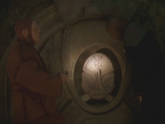 Kapitán a Jake přiletěli na Bajor, kam je povolali archeologové. Našli prastarou kamennou desku s nápisem, jehož první slova znějí: Vítej, Vyslanče.