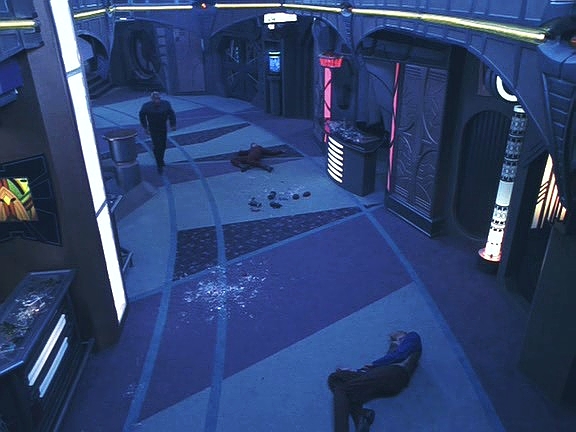 Kai nesnesla, že by se Sisko stal mučedníkem, který budoucnosti Bajoru obětoval syna, a zaplavila Promenádu chronitony. Obě energetické bytosti opouštějí své hostitele a mizí.