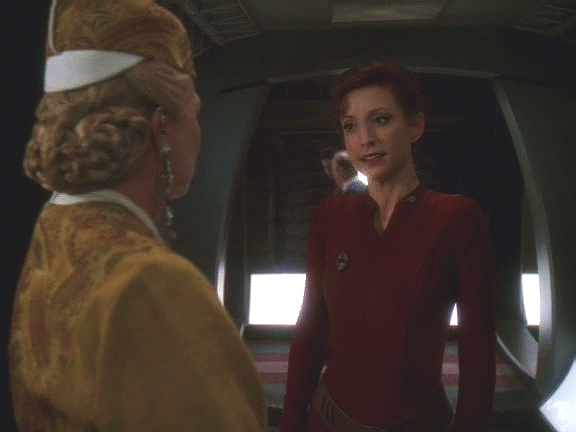 Kira doprovází Winn k její lodi. Říká, že Winn nejen zabránila porážce zla, ale že také ví, že to neudělala pro dobro Bajoru, ale ze žárlivosti na Siska.