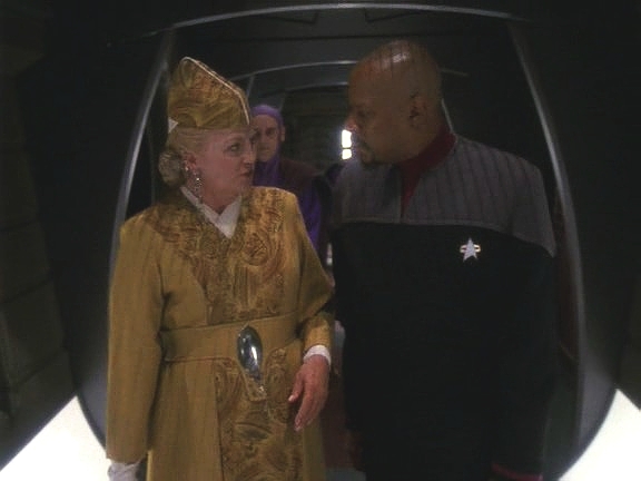 Kai Winn velmi rozzlobilo, že Sisko vzácný artefakt odvezl z Bajoru. Podle ní to připomíná plundrování Bajoru Cardassiany, je Sisko ale přesvědčen, že si to Proroci přáli.