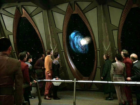 Začínají se ale dít divné věci. Bajor je postižen záplavami a zemětřeseními a červí díra je nestabilní tak, že to otřásá celou stanici. Podle Winn to je právě proto, že deska opustila Bajor.