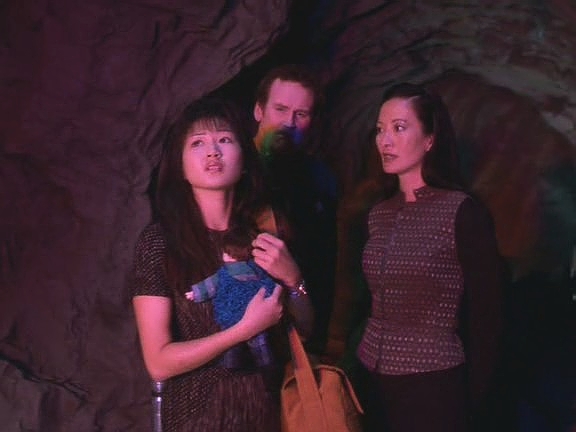 O'Brienovi i doktor vědí, že by tam nepřežila. Uskuteční tedy Milesův plán. Ukradnou runabout a odvezou Molly zpět, aby se vrátila do minulosti, i když ji už nikdy neuvidí.