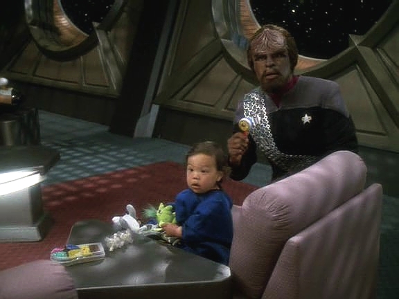O malého Kirayoshiho se zatím stará Worf, aby Jadzia mohla zkoumat kometu. Worf to bere jako test své schopnosti být otcem. Zdá se mu, že Jadzia o něm v tomto ohledu pochybuje.