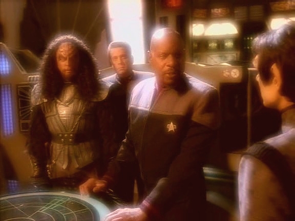 Sisko má další vizi. Proroci ho varují, aby neletěl do Cardassie. Admirál Ross mu ale dává na vybranou: může být buď důstojník Flotily, nebo Vyslanec. Sisko se rozhodl pro důstojníka.