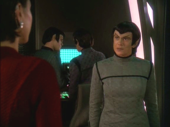 V nepřítomnosti Siska velí stanici Kira. Je nucena přijmout přítomnost Romulanů, nyní spojenců. Senátorka Cretak, která je jejich šéfem, jí je sympatická, což Kira nečekala.