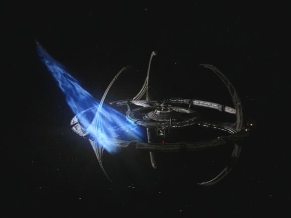 Prosvištěl kolem Deep Space Nine přímo do zavřené červí díry.