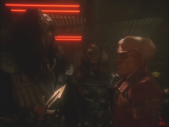 K výpravě Worfa, Martoka, Bashira a O'Briena se nečekaně připojil i Quark. Rotarran odlétá do soustavy Monac,…