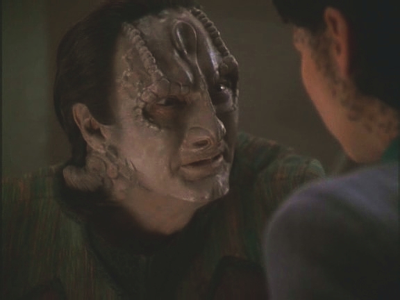 Ezri se dozvěděla, že Garak dešifruje zachycené cardassijské vojenské zprávy. Díky ní si uvědomil, že se cítí jako zrádce, že ale dobře ví, proč to dělá, a že s tím musí žít.