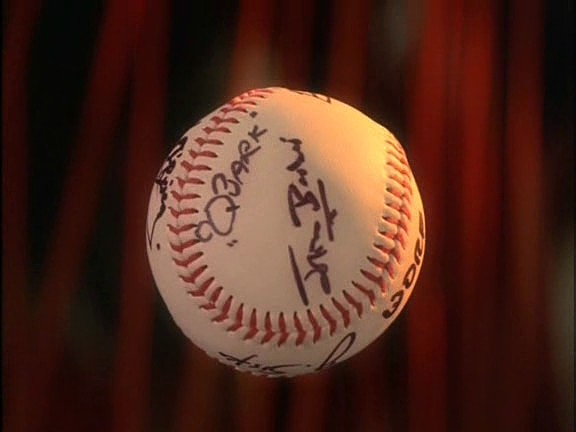 Sisko dostal od svého týmu na památku míček, který všichni podepsali.