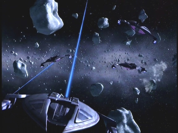 Brzy je stíhá větší skupina lodí a oni se skryjí v ledovám jádře jedné z komet. Jem'Hadaři to brzy zjistí a začínají kometární jádra rozstřelovat.