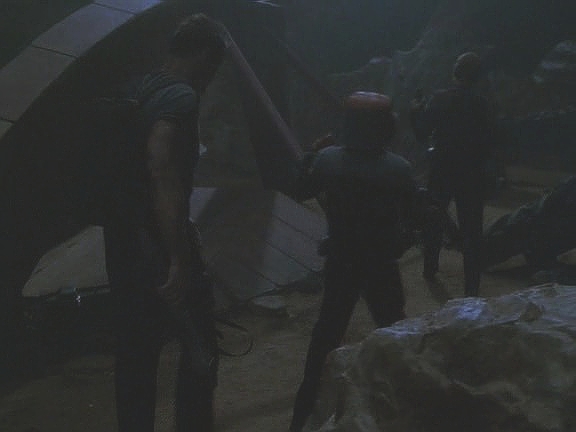 Kapitán Sisko rozhodl, že výsadek zůstane a pomůže při obraně. Nog jde s poručíkem Larkinovou a s Reesem na výzvědy. Senzory moc nefungují, pomůže jeho skvělý sluch.