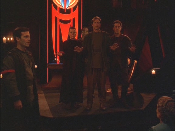 Bajorané ho brání vlastními těly a Kira je odvedena do kajuty a zamčena.