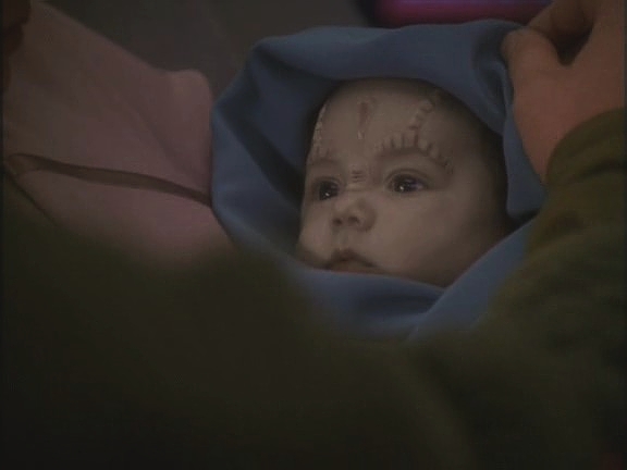 Mice a Benyanovi se narodilo dítě, které je kupodivu napůl Cardassian.