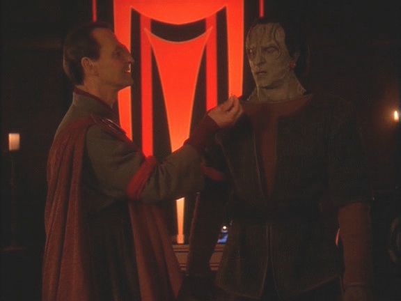 Dukat Bajorany přesvědčil, že se musí zbavit hmotných těl a přidat se k Pah-wraithům. Dostali kapsle jedu, Dukatovi ji ale Kira vyrazila. Vzít si jinou kapsli od Faly se ale Dukat zdráhá.