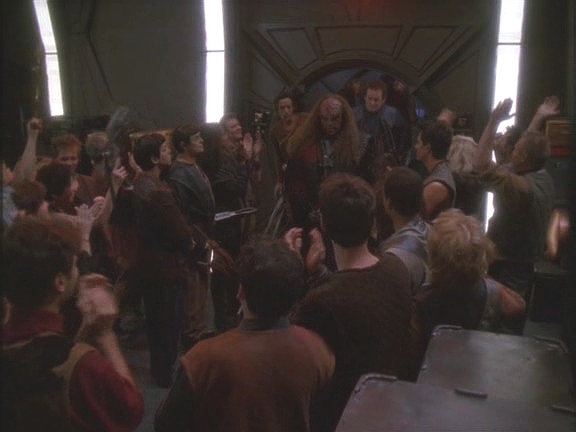 Defiant přivezla na Terok Nor Ferengy i zatčeného Worfa a rebelové jsou vítáni jako hrdinové. Ferengové jsou posláni domů.