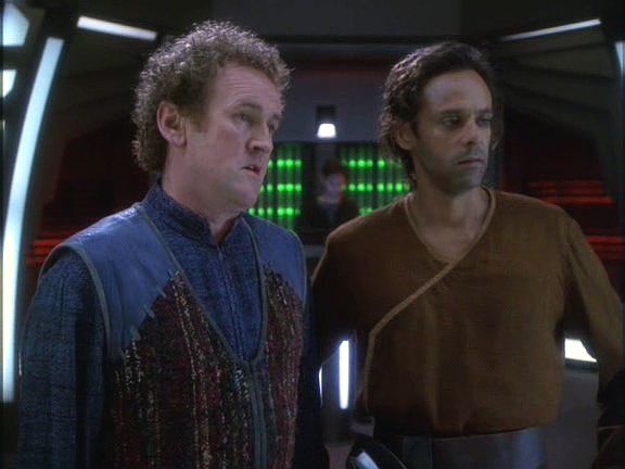 Tam jsou všichni tři zajati rebely pod vedením kapitána O'Briena a Bashira a o maskovací zařízení přijdou. Smiley jim nabízí, že je pošle zpátky, to ale neřeší problém Zeka.