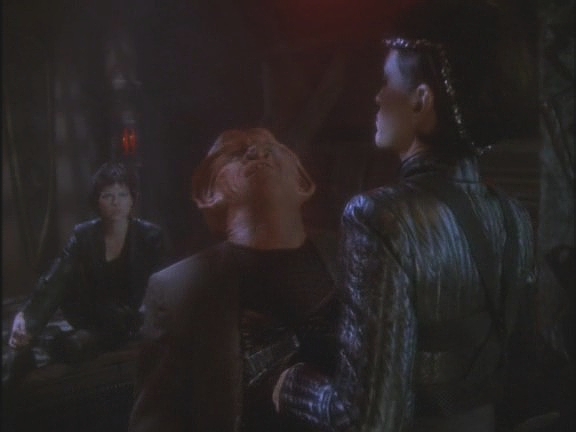 Intendantka Kira, která je také na Worfově lodi a je blízkou přítelkyní Ezri, podezírá Brunta, že plánuje zradu, a zabodne ho. To už je na Ezri moc. Přestává dělat věci jen pro peníze.