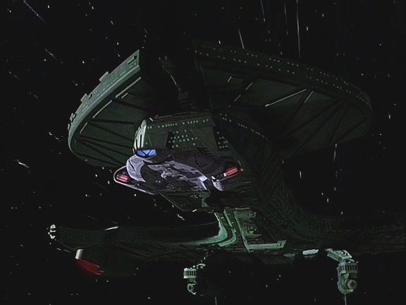 Worfova loď dostihla rebelskou Defiant. Worf dal povel k odmaskování a hodlá si vychutnat první krok k potlačení rebelie. Netuší, že Rom zařízení i loď sabotoval.