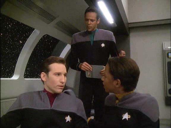 Admirál navíc zajistil radiový klid, takže Bashir nemůže ani kontaktovat Deep Space 9. Pak vyslechne, že admirál zkolaboval a že leží na ošetřovně.