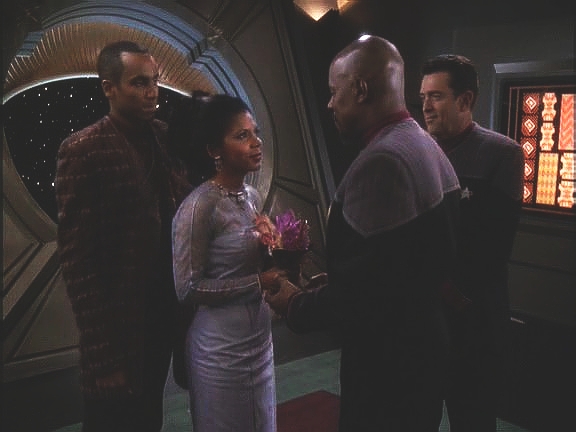 Admirál Ross tedy mohl dokončit velmi tichou svatbu v přítomnosti Jakea jako svědka a několika dalších důstojníků stanice.
