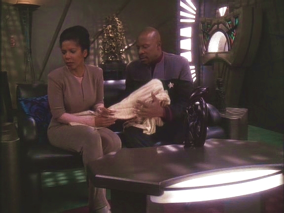 Sisko se snaží vysvětlit Kasidy situaci, ta ale nejeví velké pochopení. Vrací mu zásnubní prsten a ukončuje jejich vztah. Odchází připravit svou loď Xhosa k odletu.