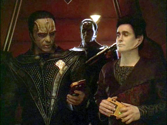 Worf a Ezri byli na Cardassii odsouzeni jako váleční zločinci k smrti. Budou popraveni za dva dny.