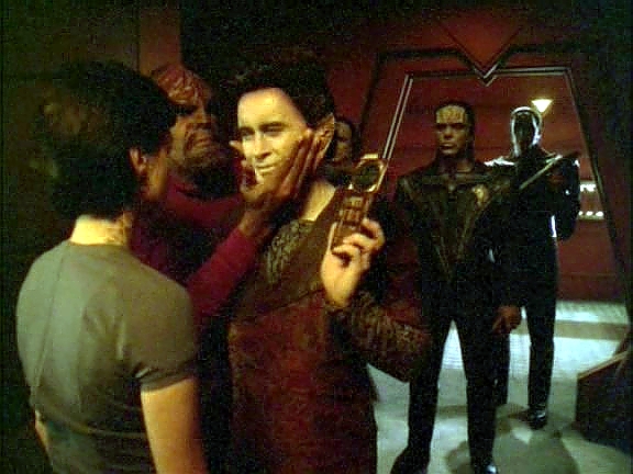 Weyoun jim nabízí život za spolupráci, ale bez úspěchu. Když urazil Ezri zmínkou o jejím vztahu k doktoru Bashirovi, zakroutil mu Worf krkem. Damar se tomu jen směje.