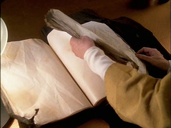 Kai Winn na Bajoru po dlouhém váhání otevřela zakázanou knihu Kossta Amojana, kterou už 700 let nikdo nečetl. Má obsahovat texty o Pah-wraithech, listy jsou ale prázdné.