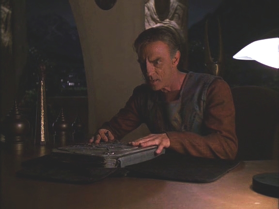 Dukat na Bajoru je rozčarován, že studium knihy Kossta Amojana jde tak pomalu a že ho provádí pouze Winn. V noci se vkrade do pracovny, aby si knihu přečetl.