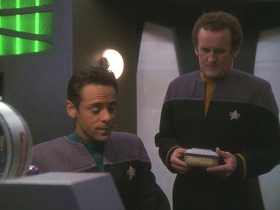 O'Brien tedy přijde s plánem: pošlou zprávu lékařské sekci Flotily, že našli lék. Je jasné, že Sekce 31 rychle někoho na stanici pošle. Pak už bude na nich, aby od něj získali informace.