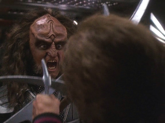 Při poradě před další předem ztracenou bitvou Worf vystoupil a Gowrona urazil. Při boji, k němuž ho Gowron okamžitě vyzval, ho zabil.