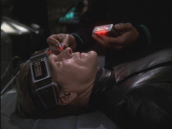 Hodlají použít ilegální romulanskou mentální sondu, Sloan si ale aktivuje implantovaný depolarizační čip v mozku. Doktor ho na poslední chvíli udrží při životě, je ale v kómatu.