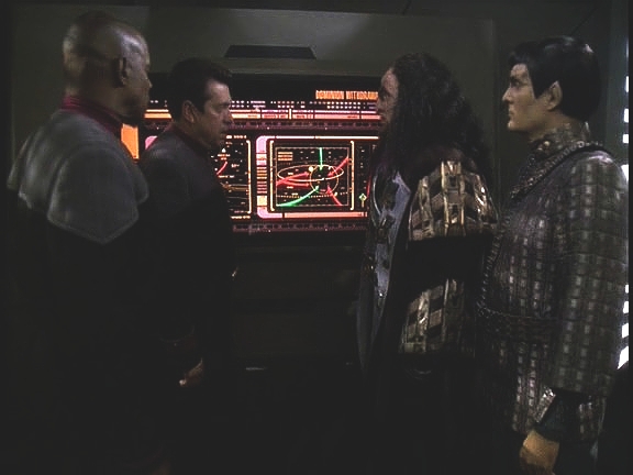 Rozvědka o akcích Dominionu informovala Siska na stanici. Při poradě se Sisko, Ross, Martok a Velal rozhodli, že nemohou dopustit, aby se Dominion vzpamatoval. Dojde k ofenzívě.