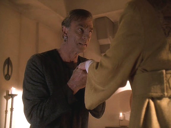Na Bajoru se Dukat vrátil ke kai Winn. Pah-wraithové mu vrátili zrak a on žádá, aby se co nejrychleji vydali k Ohnivým jeskyním a Pah-Wraithy osvobodili.