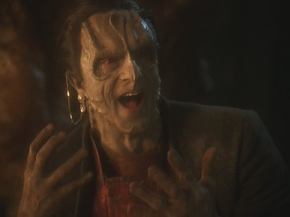 Ti ji ale odvrhnou a jeden z Pah-wraithů naopak vnikne do Dukata, oživí ho a znovu ho změní na Cardassiana. Dukat teď disponuje mimořádnou silou Pah-wraithů.