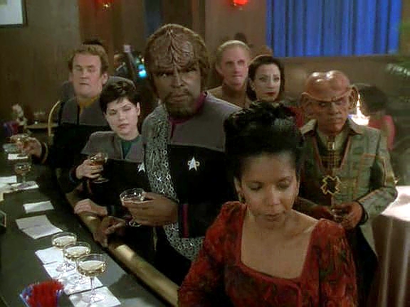 U Vica se odehrává párty na rozloučenou. Bude mnoho změn: O'Brienovi se stěhují na Zemi, Worf bude vyslancem Federace na Qo'noSu a Odo poletí ke svému lidu, aby ho uzdravil.