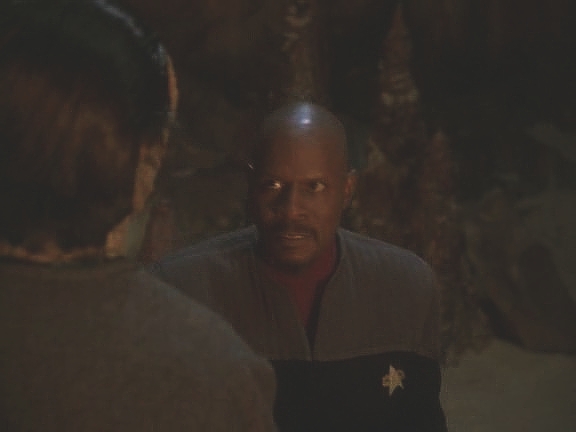 Uprostřed zábavy Sisko náhle cítí, že nastala ta chvíle, kvůli které zde je, a že musí letět na Bajor. Najde Dukata a Winn v Ohnivých jeskyních, Dukat je ale příliš silný.