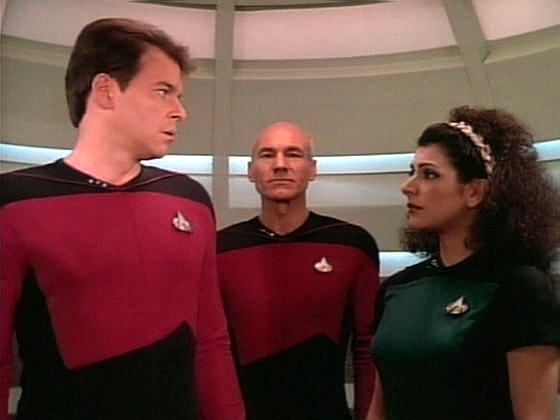 Riker poprvé potkává lodní poradkyni Deannu Troi, s níž se léta důvěrně zná. Snad můžeme prozradit, že se o více než deset let později vezmou.