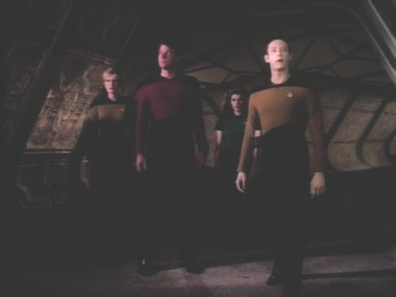 Výsadek pod Rikerovým velením nachází na lodi stejnou konstrukci a stejné materiály jako v podzemí stanice na povrchu planety…