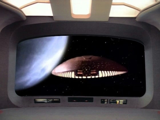 Ferengská loď i Enterprise, která ji pronásleduje, jsou zastaveny na orbitě lidmi neprozkoumané neobydlené planety.