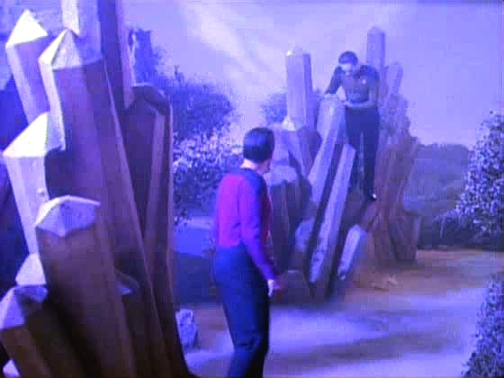 Energii vysává cosi na planetě, a tak se Picard pokusí o spolupráci s Ferengy a vysílá výsadek. Riker a Dat se odděleni od ostatních ocitnou u zvláštních krystalických struktur.